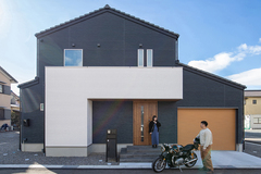 外壁はベース部分にネイビー色、玄関の屋根部分にホワイトのアクセントカラーを組み合わせることでコントラストが美しい外観に