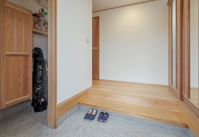 玄関を開けると木の香りが出迎えてくれる