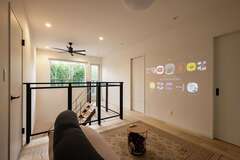 2階ホールは広めに取り、自由に使えるスペースに。バルコニーや吹き抜けの手すりには視界を遮らないクリアなパネルが採用されている