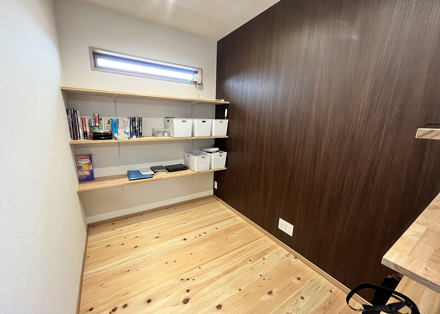 まつざわ建築【デザイン住宅、子育て、自然素材】2階の書斎は約3畳。在宅ワークで必要な資料や電子機器などを整理できる収納棚は可動式になっている