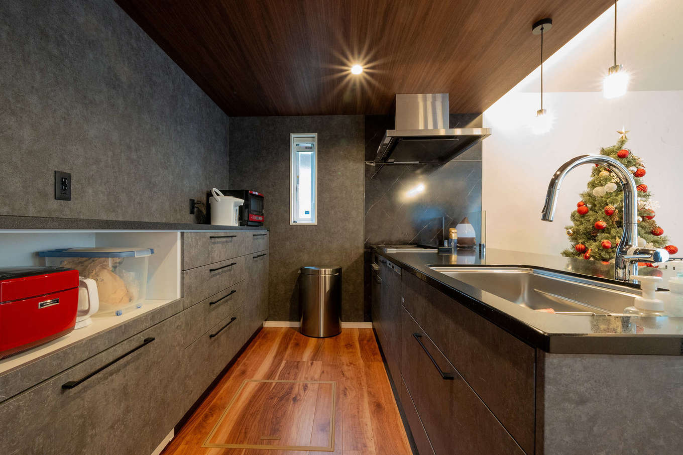 遠州鉄道 遠鉄ホーム【デザイン住宅、子育て、ペット】グレーで統一したキッチンスペース。キッチンの背面はカウンター収納にしたことで、圧迫感がなくすっきりとした印象に仕上がった。全体の幅が広いので、収納スペースもたっぷり確保されている