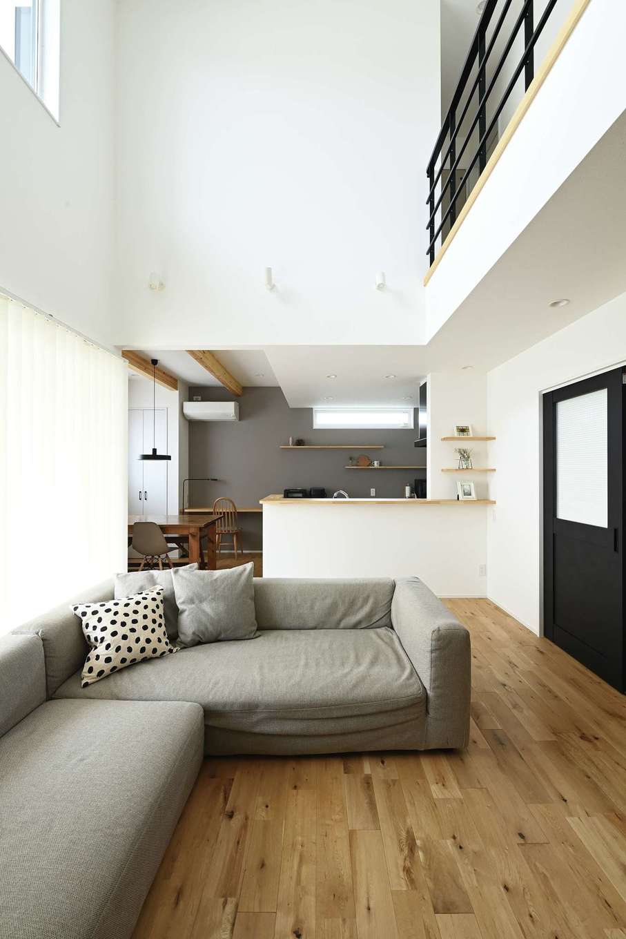 Yamaguchi Design 【デザイン住宅、省エネ、間取り】吹き抜けのLDKは、高気密・高断熱により冬でも暖かく、太陽光発電＋蓄電池でゼロエネを実現