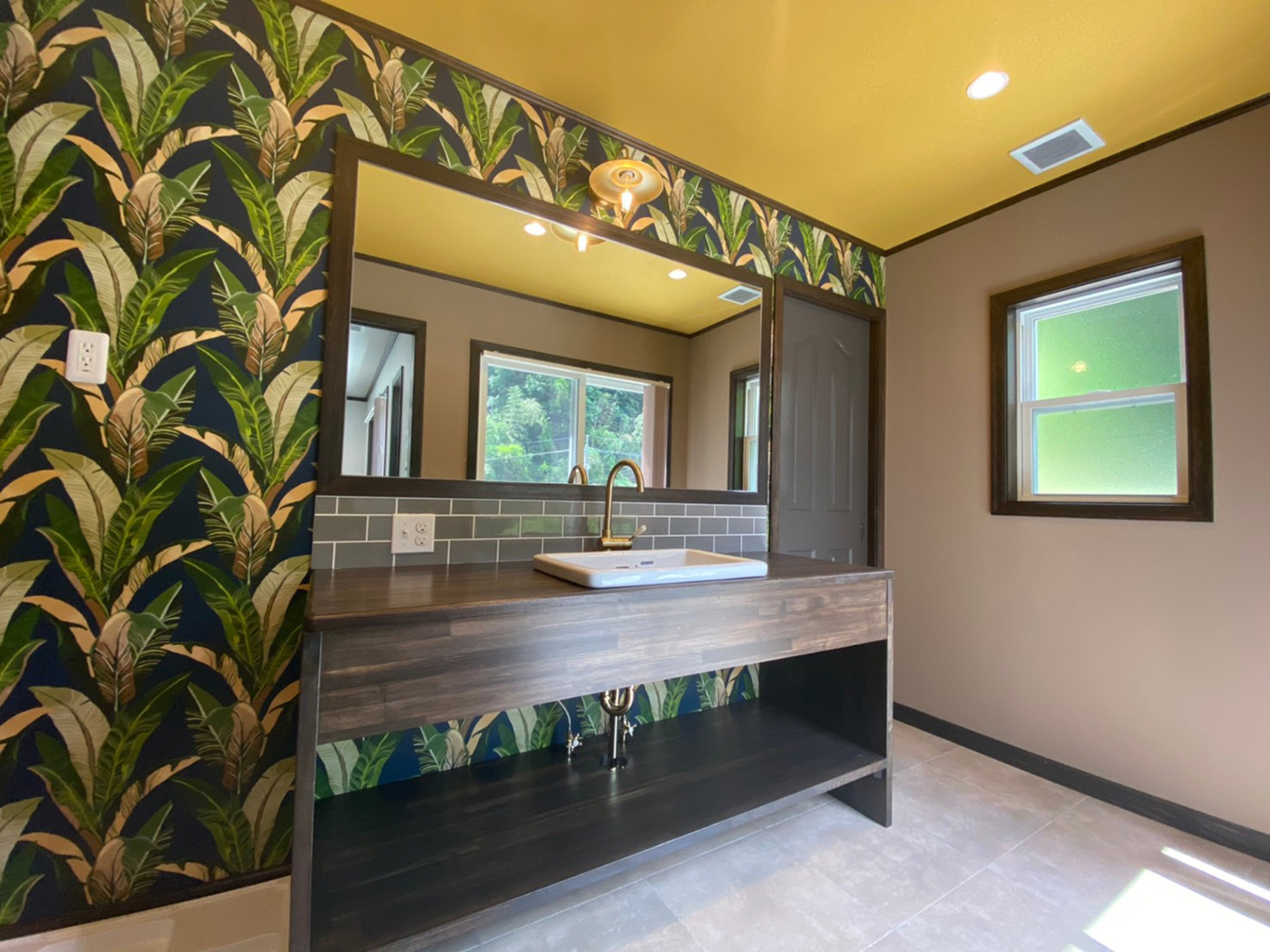 ジェネラルアメリカンホーム【デザイン住宅、平屋、ガレージ】ハワイのリゾートホテルをイメージしてデザインしたという洗面脱衣室。並んで身支度ができる造作洗面台も魅力だ