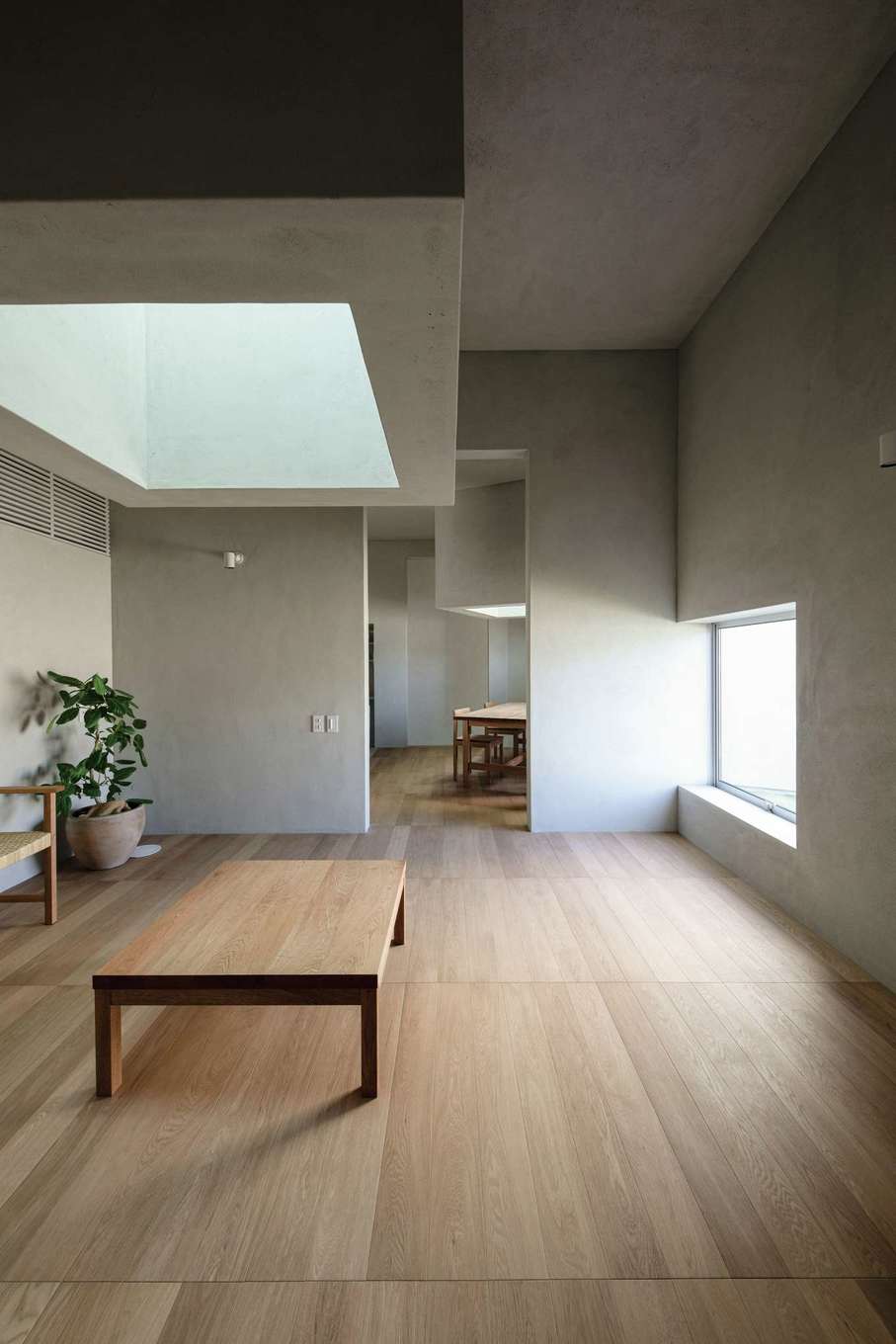 建杜 KENT（大栄工業）【デザイン住宅、高級住宅、平屋】リビングは、ソファに座ったときの目線と重心に合わせて窓の位置を下げ、光を取り入れている。整然と並んだ床材が視線を奥へ導き、広がりを感じさせている