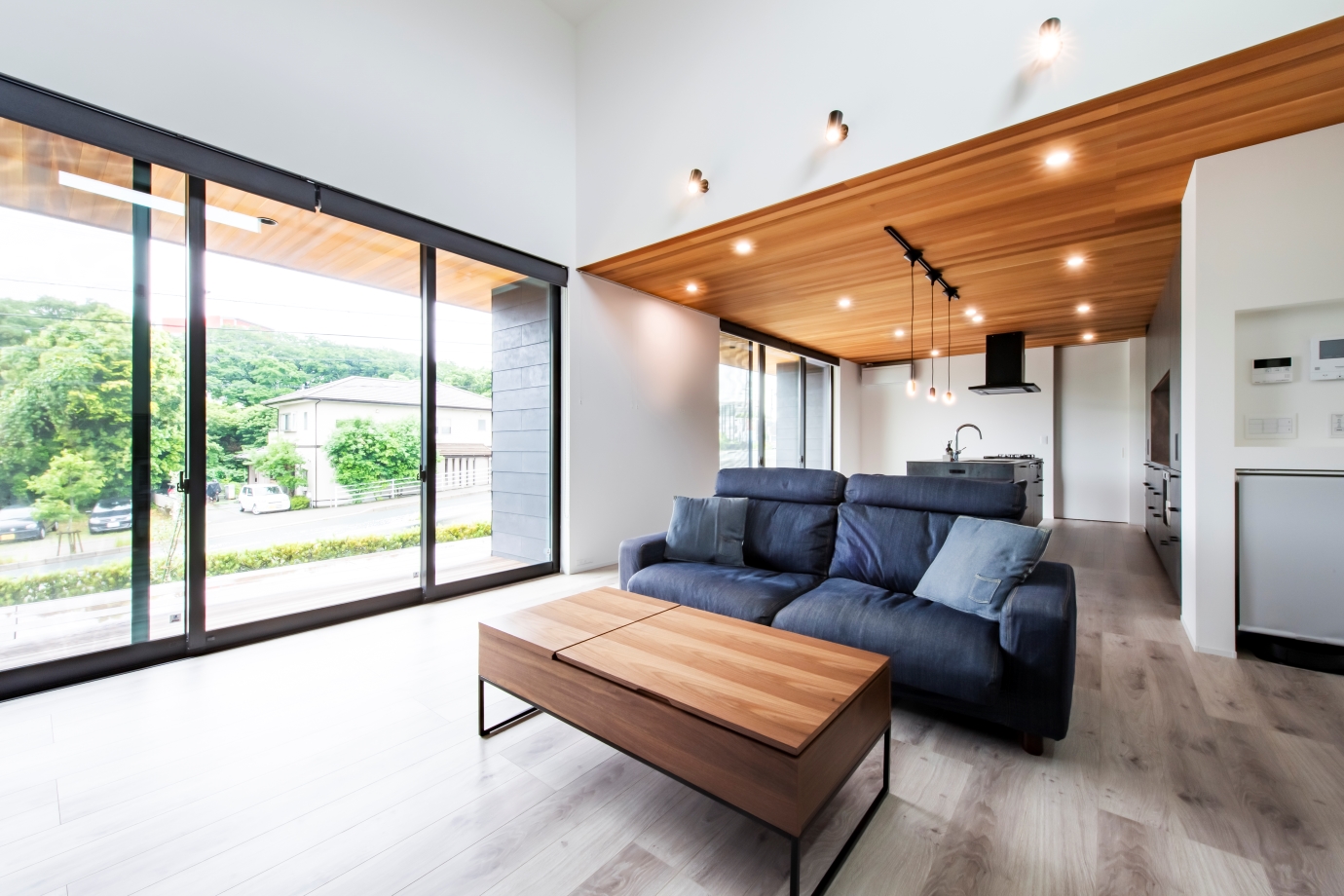 リンクホーム【デザイン住宅、間取り、平屋】開放感あふれる吹き抜けのリビング。高台からの眺望を楽しみながら暮らせるよう大開口を採用した。将来、犬を飼うかもしれないので床は無垢ではなくフローリングに