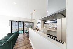 明るく開放的なリビングダイニングを叶え庭も望める大きな掃き出し窓