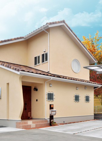 曲線と丸窓が特徴的な「アース」のデザイン。外観･内観ともに明るい色づかいでまとめられ、どこをとっても「かわいい！」と言わずにはいられない