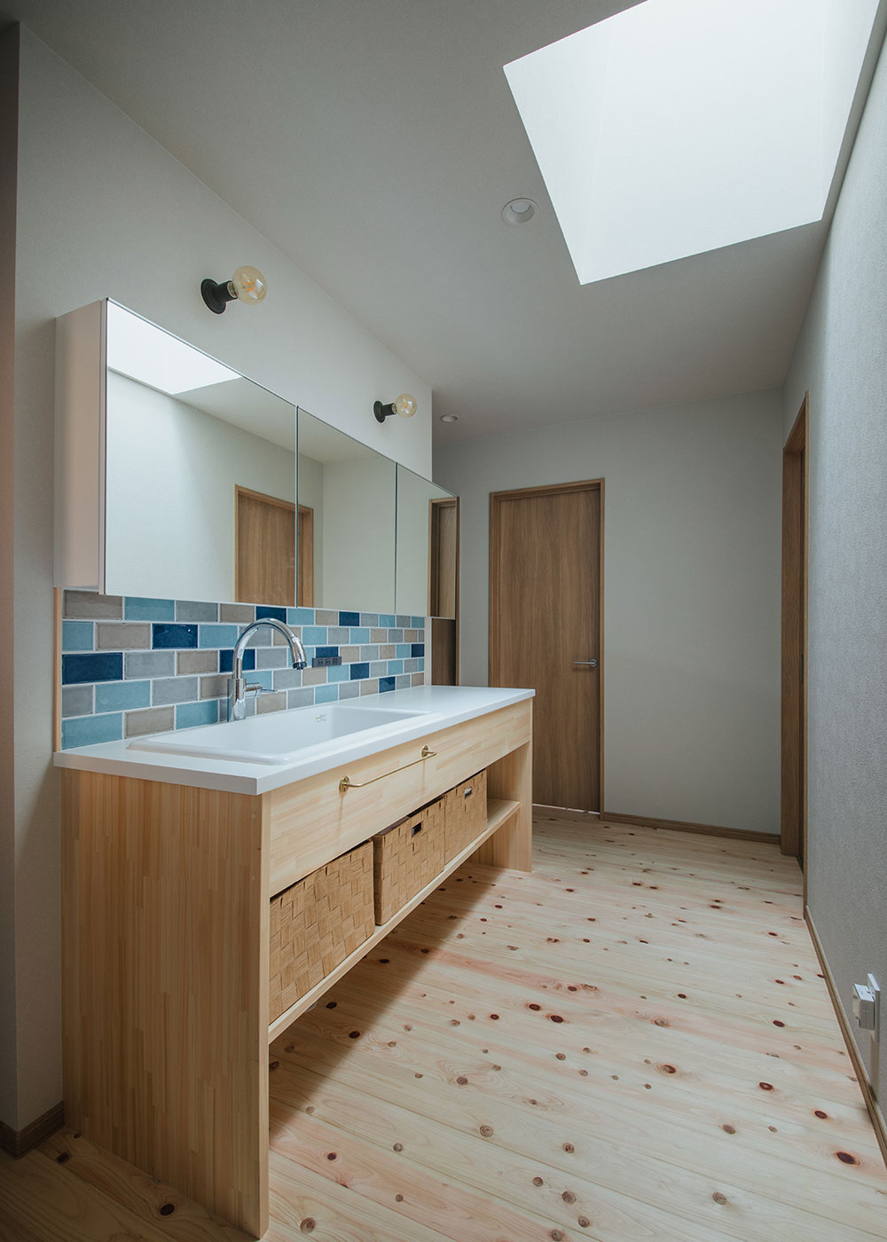 フジモクの家（富士木材）【子育て、間取り、平屋】北側にはトップライトを設け、明るさを確保