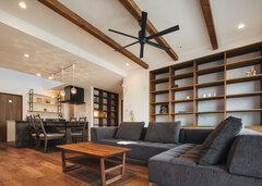 落ち着いた色味で構成されたLDKには、ゆったりとした時間が流れる。L字型にしたことで空間に奥行き感をプラス。壁面の収納は造作でテイストを合わせた