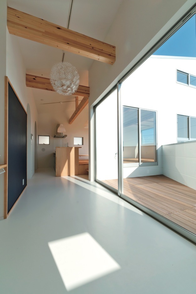 幅広の廊下を多目的スペースに利用。壁は黒板塗料仕上げで落書きもOK