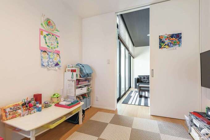 天井まで届くフルハイドアが空間をより広く見せる