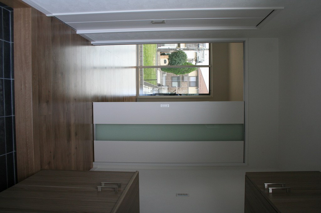 タムラ建築設計｜玄関からの眺めが広がる玄関ホール。木目調の床材が温かみを与え、奥の窓から外の景色が見渡せる開放感あるデザイン。収納スペースも確保され機能的。