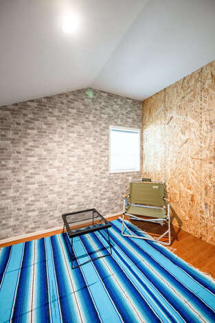 階段で上がる小屋裏はご主人の趣味部屋