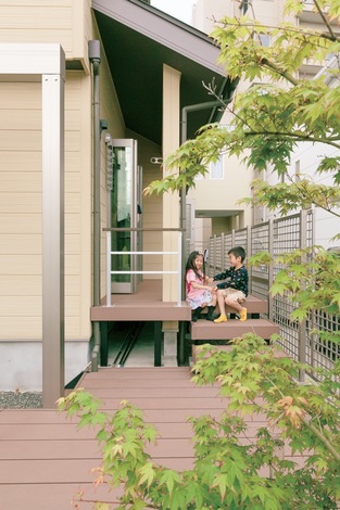 ガレージからも入れるウッドデッキは、洗濯だけでなくもう一つのアウトリビングとしても活用できる十分なスペース