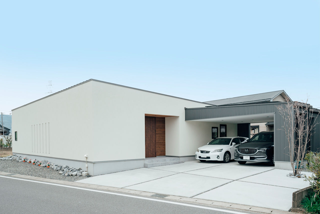 チェックハウス｜モダンで洗練された外観の平屋住宅。シンプルで直線的なデザインが特徴で、カーポートには2台分の駐車スペースを備えている