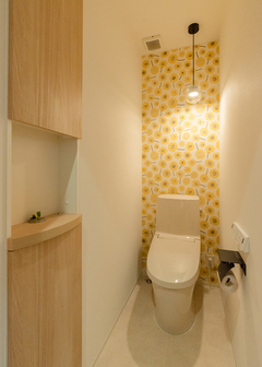 来客も使用する1階トイレには奥さまが選んだひまわり柄のクロスを。ペンダントライトで華やかに演出