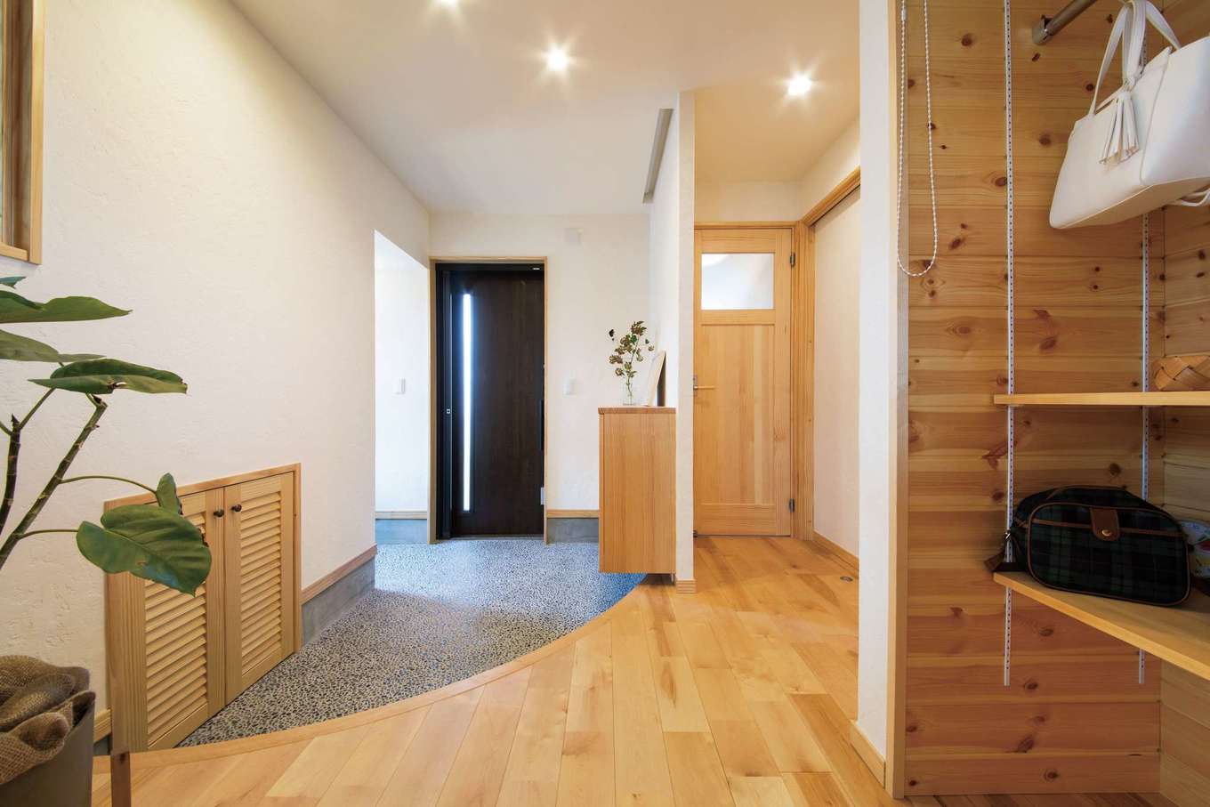 アンシンハウズ【豊田市高丘新町上平地116-6・モデルハウス】玄関ホールに身支度収納スペースを設け、朝の混雑を解消