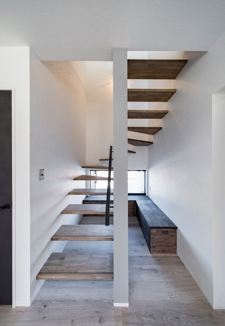 長坂篤建築研究所│nalabo（エヌエーラボ）【子育て、建築家、スキップフロア】階段下のデッドスペースを活かしてベンチを造作。明かり取りと同時に外の景色を楽しめるようにした。畳コーナーを設ける代わりに、このような座れるスペースを随所につくったのも気が利いている