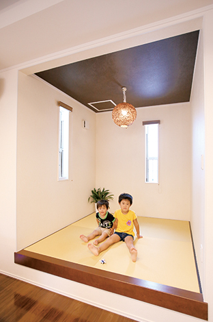 片桐建設【子育て、輸入住宅、間取り】小上がりの畳コーナーは、パパがゴロンと横になったり、子どもたちの遊び場として活躍