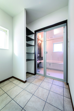 ユニバーサルホーム（掛川店・磐田店）｜「浴室のドアを透明にしたい」という要望から、脱衣所を洗面から独立させた。地熱床システムのおかげで、部屋ごとの気温差がなく快適