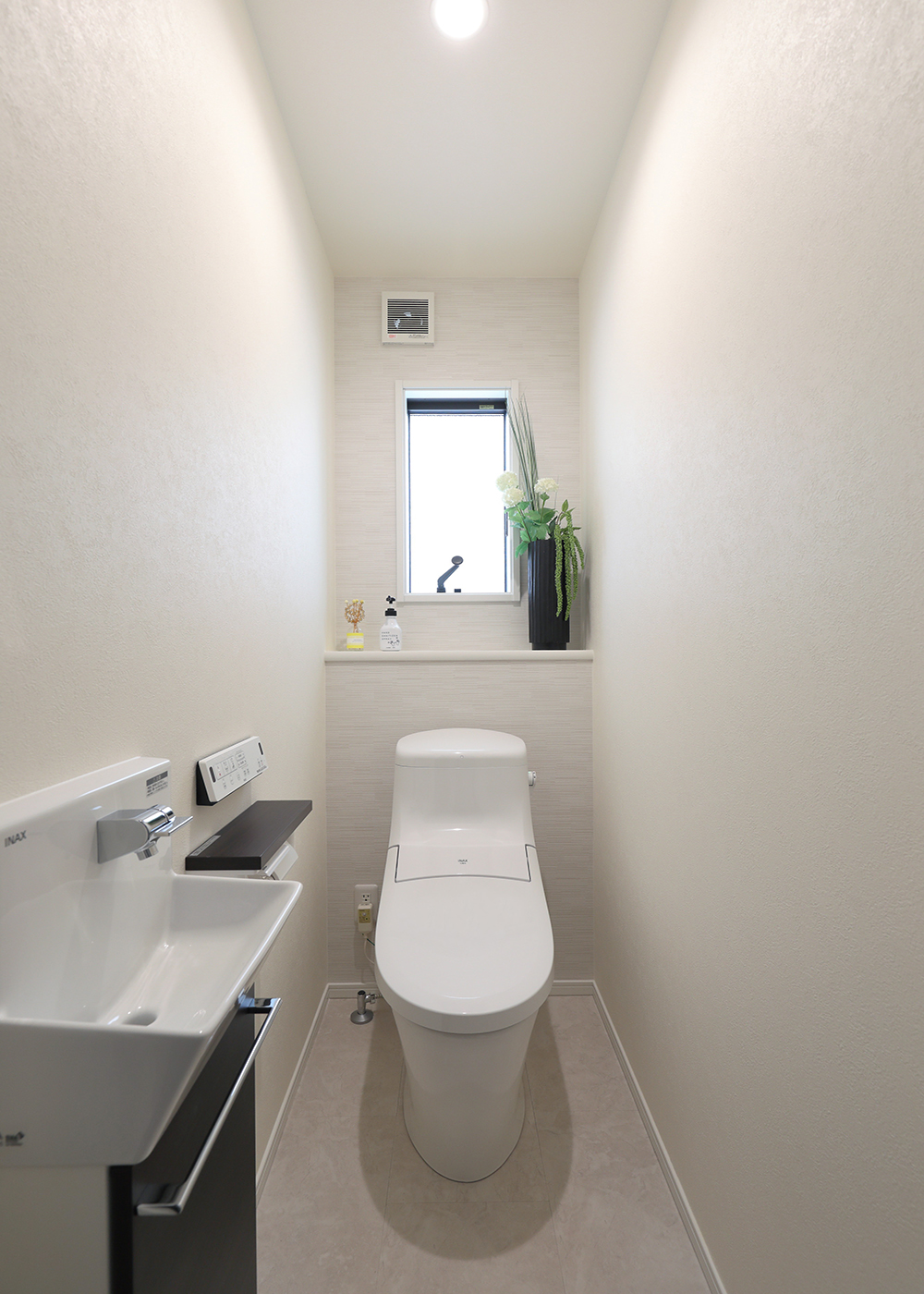丸昇彦坂建設【デザイン住宅、和風、間取り】白でシンプルなお手洗いスペース