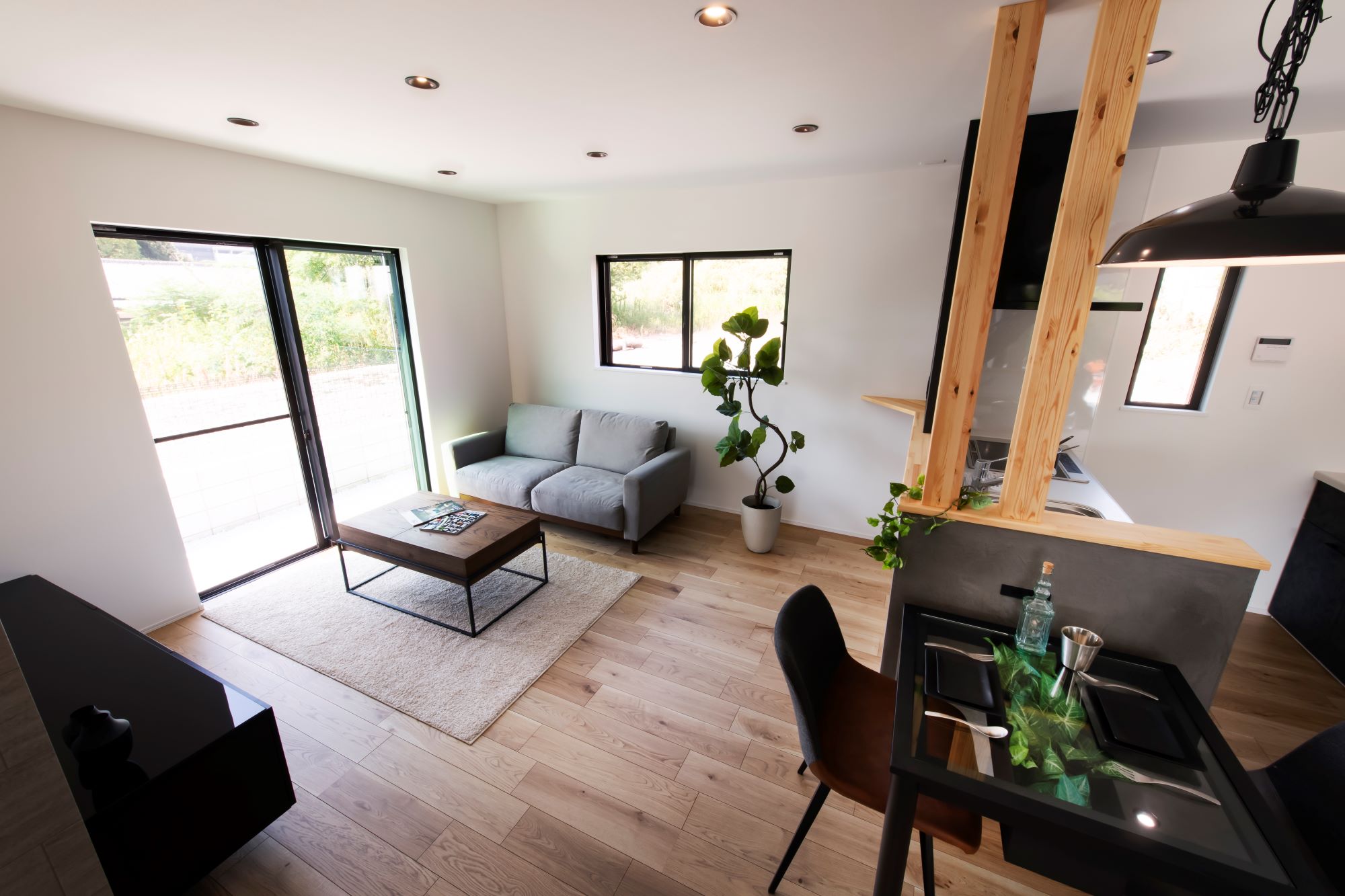 スズイチ｜開放感のあるLDKスペース。シンプルな家具配置で、自然光を取り入れた明るい雰囲気が特徴である。