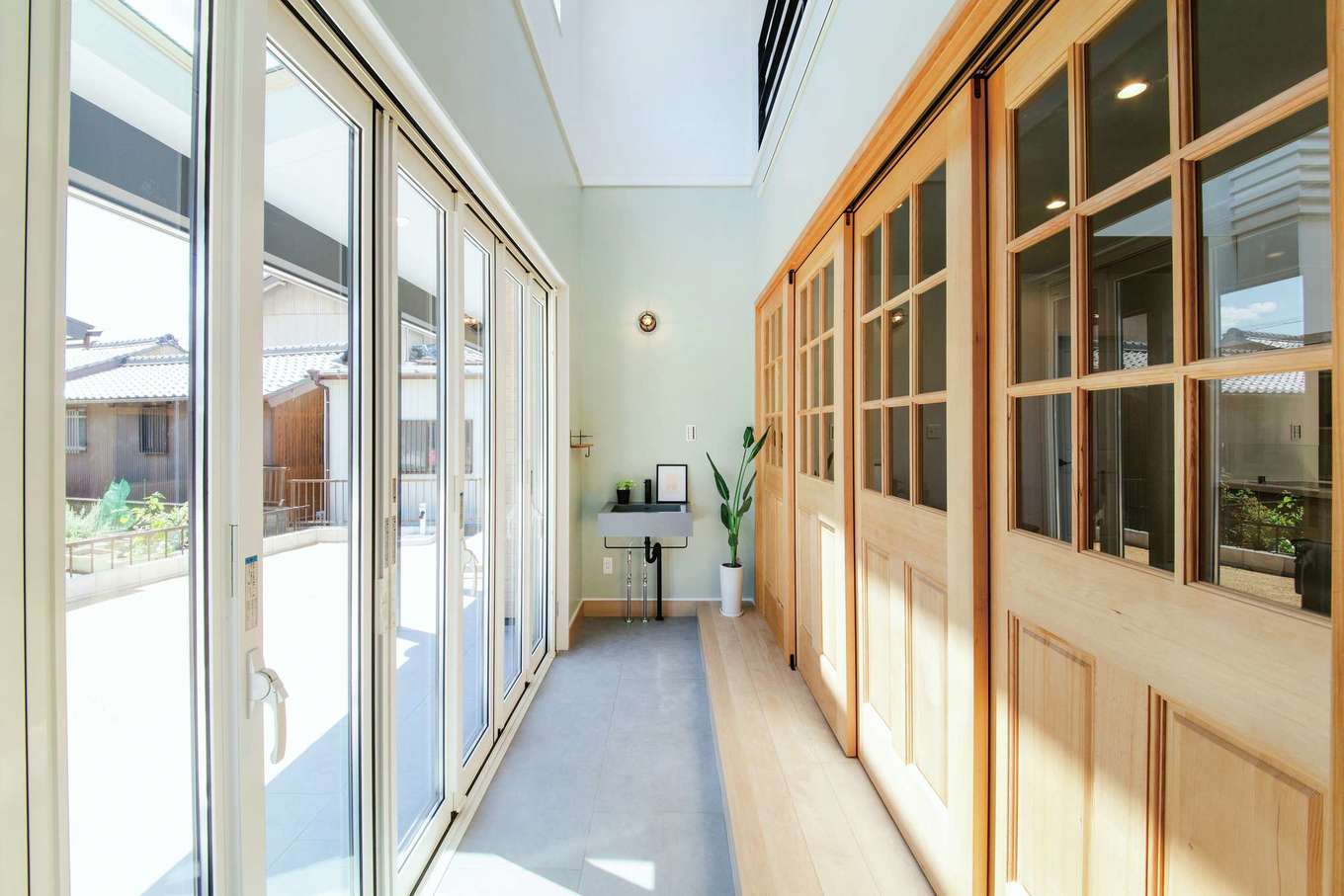 スカイグラウンド【デザイン住宅、間取り、平屋】夫婦の憧れを叶えた土間玄関。吹抜けにして平屋とは思えない開放感が実現。全開口サッシを開けるとテラス、庭へとつながる