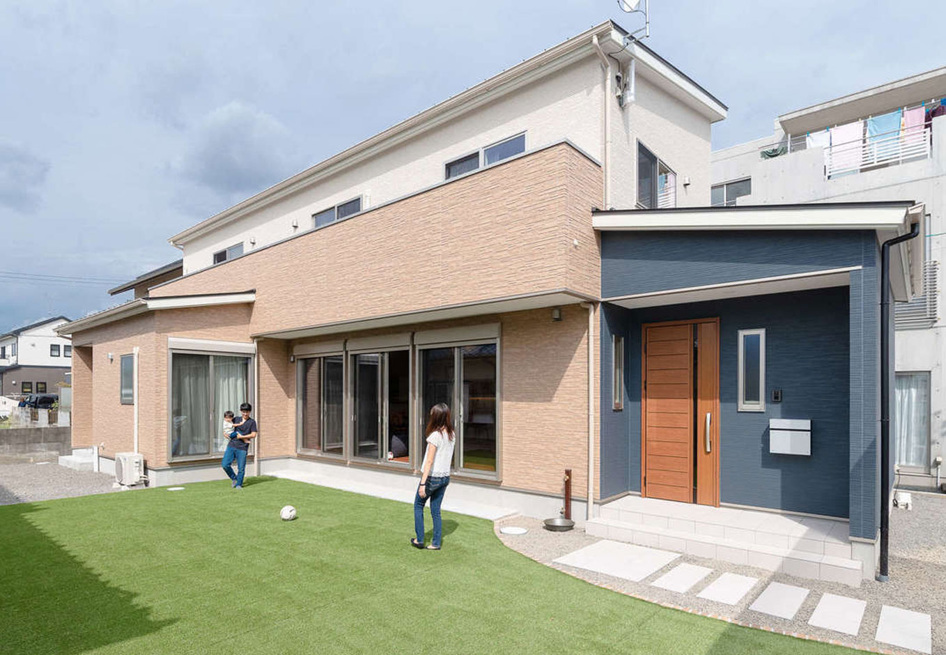 ホームプラザ大東【デザイン住宅、子育て、収納力】広さ、環境、価格のバランスに優れた土地を同社が探してくれた。1階の窓は電動シャッター付き。2階はどの部屋もベランダにつながり、布団を干しやすいつくり。光触媒の働きで汚れを分解し、色あせもしにくい外壁を採用。ライフサイクルコストを抑えることができる