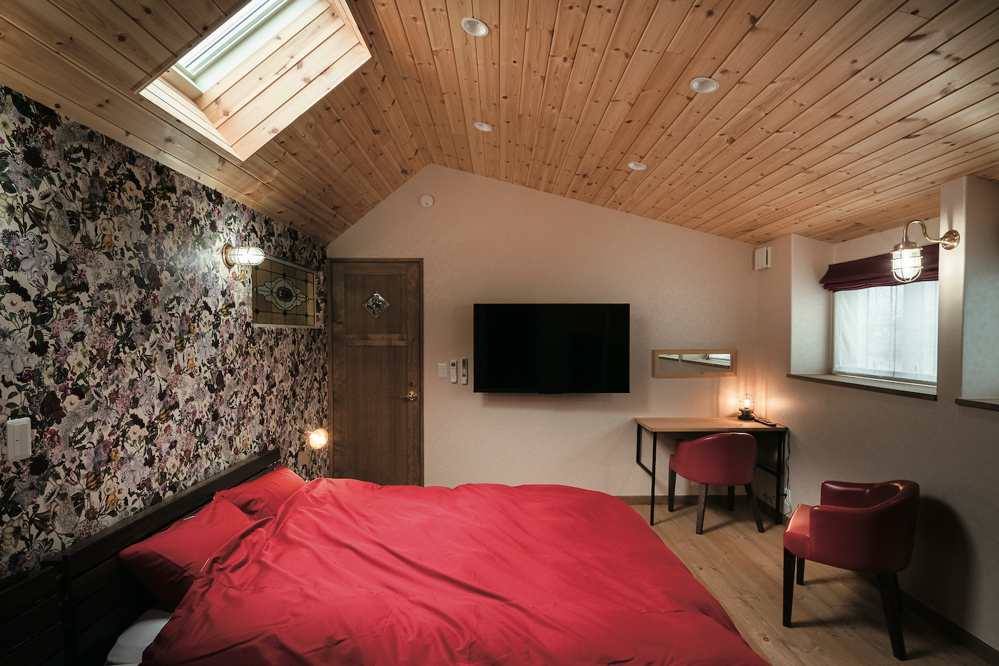 富士ホームズデザイン【デザイン住宅、自然素材、高級住宅】天窓付きの寝室。赤を基調としたインテリアコーディネートも見事