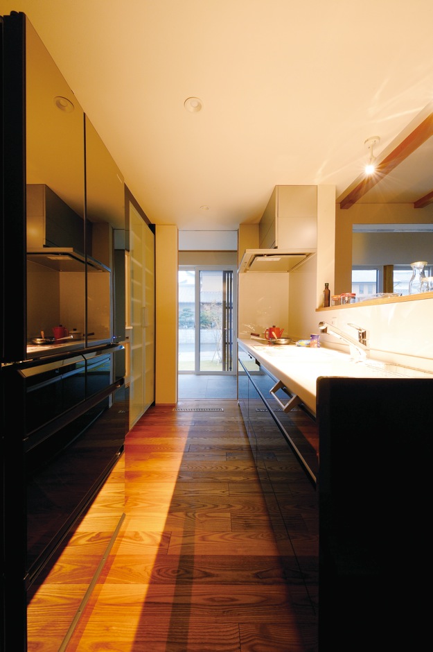 神谷綜合建設 カミヤの家【和風、省エネ、平屋】鏡面パネルで高 級感を出したキッチン