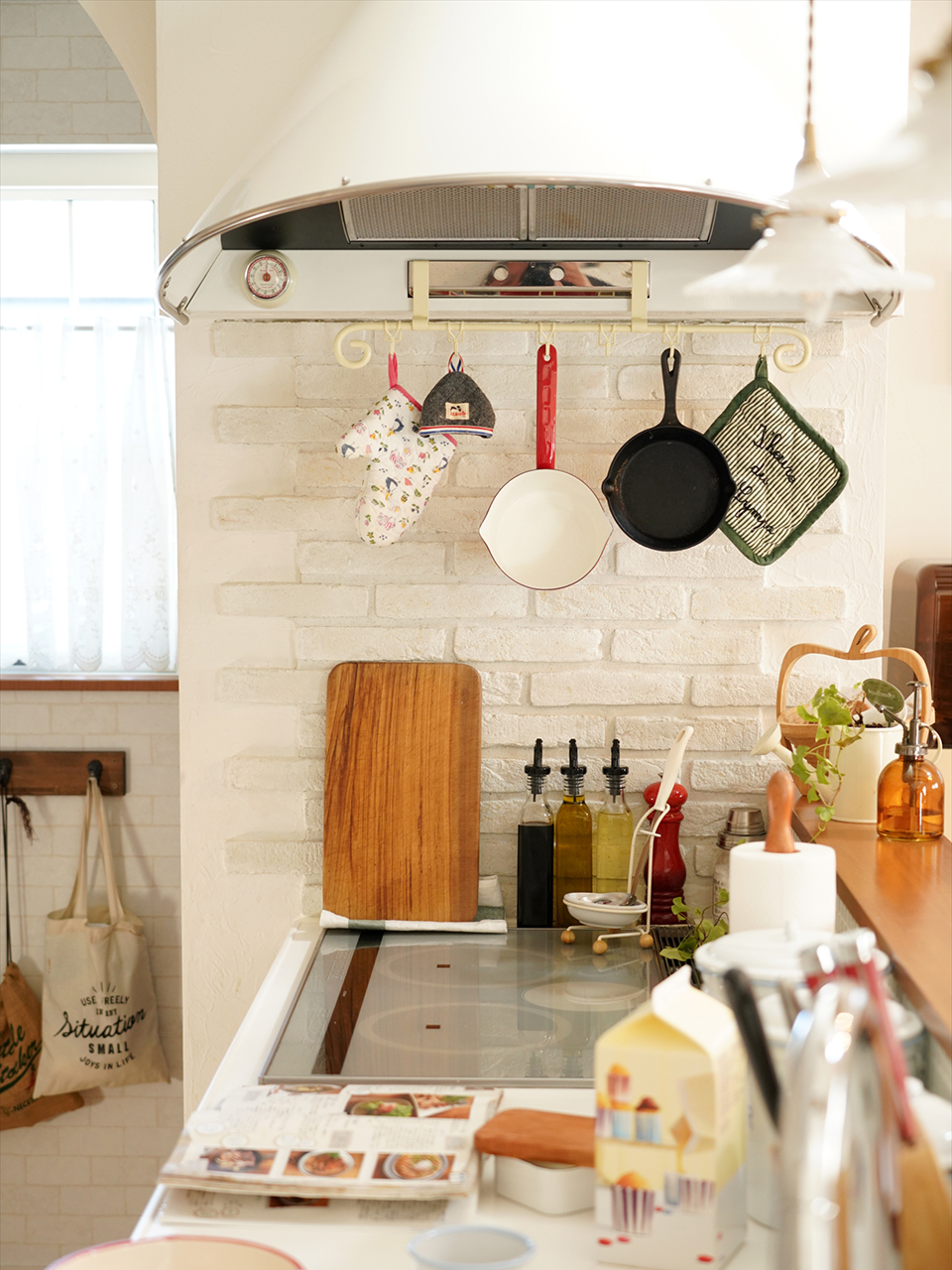 アサヒグローバルホーム｜レンジフードの横付けは、設計士の提案で壁を13cmふかすことで実現