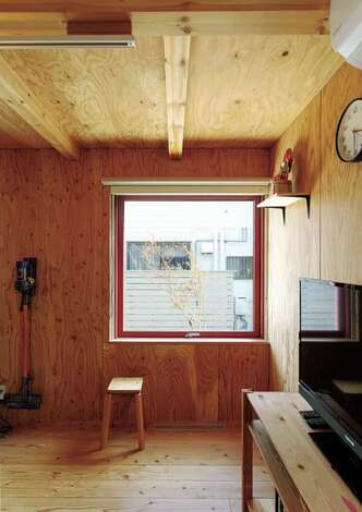 入政建築｜神棚や掃除機はご主人が壁付けをした