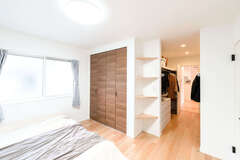 クローゼットに隣接した寝室にもウォークインクローゼットを完備。部屋の入口には棚を用意するなどの工夫も凝らして、たっぷりの収納力を確保した