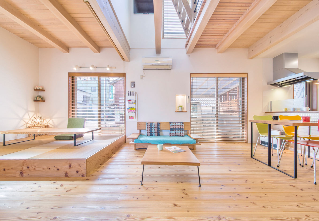 住たくeco工房【浜松市中央区船越町46-13・モデルハウス】リビングの一画に畳スペースを作ってホッと一 息