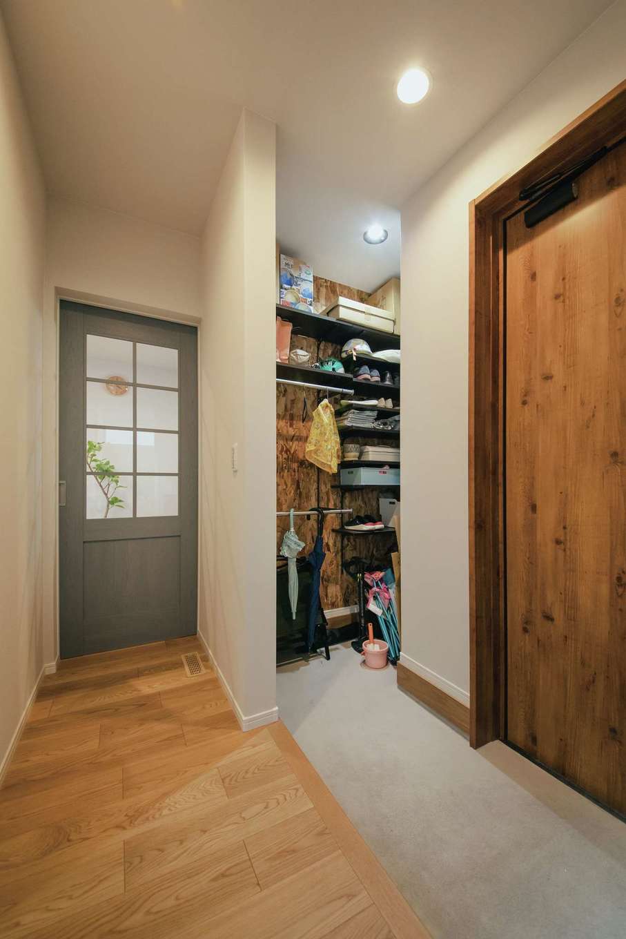 子育て安心住宅 Design Craft Office【子育て、間取り、平屋】玄関横のシューズクロークは、扉をあえてつけずに使い勝手を重視。中庭で使うチェアや折り畳みテーブルも収納できる広さだ