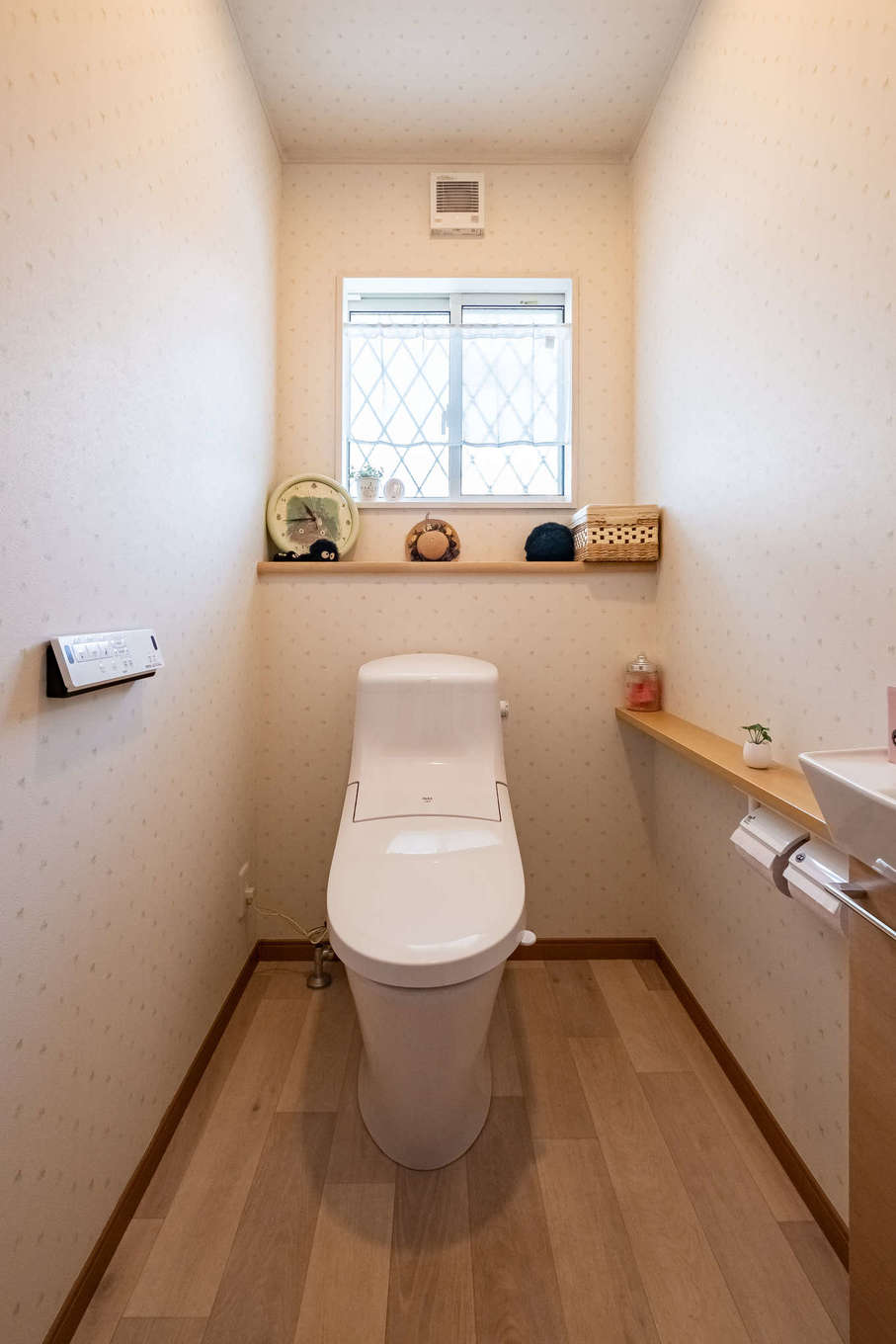 ＩＤＫ 住まいの発見館【1000万円台、夫婦で暮らす、平屋】トイレは車椅子でも使用できる広さを確保した。クローバーのクロスは奥さまのセレクト。入口の扉は一般的な部屋用で、内部の様子がそれとなく伝わるものをあえて採用している