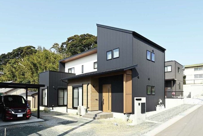 ガルバリウムと木目調のサイディングが調和したシンプルモダンな外観