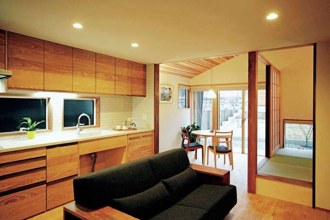 石牧建築｜造作のキッチンを壁付けにして、リビングを広く