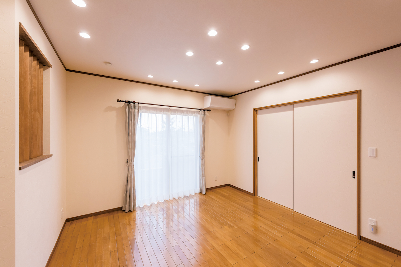 靖和工務店｜両親が暮らす1階のリビング。新たにできた天井には、調光できるLEDのダウンライトを多用し、明るい空間をキープしている