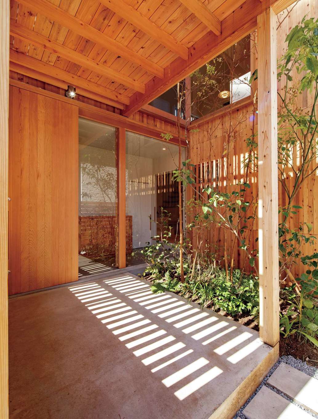 建杜 KENT（大栄工業）【デザイン住宅、間取り、建築家】玄関脇の坪庭の植栽が癒しを添える