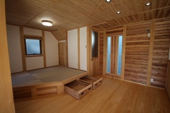 木のぬくもりを感じる小上がりの空間。収納式の引き出しが設置されており、機能性とデザイン性を兼ね備えている。