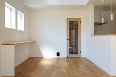 ペットたちが自由に動き回れるように設計されたダイニング、洗面室に猫がトイレに行くための小さい入り口が設置されています。犬と猫がストレスフリーで暮らせる工夫がしてあります。