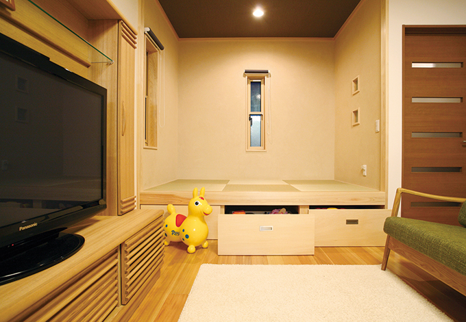 畳コーナーの床下には引出しタイプの収納があり、リビングで使うものをすっきりしまえて便利