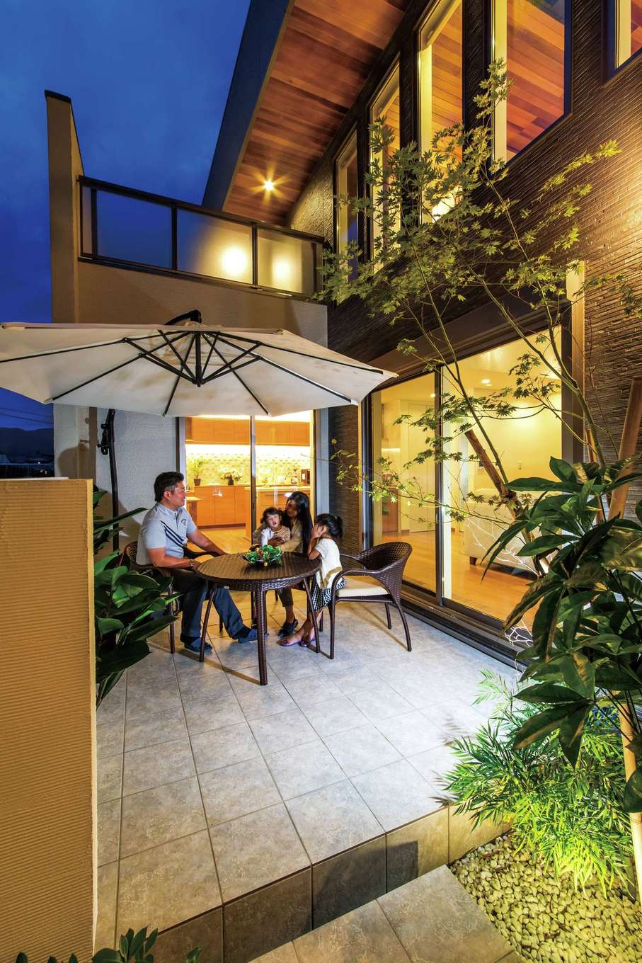 住宅工房 アリアンス【デザイン住宅、省エネ、間取り】家にいながらリゾートのように過ごせるテラスガーデン。外からの視線を遮りながら、BBQなどを存分に楽しめる。軒天のレッドシダーは室内の天井とつながっているように見え、広がりを感じさせる