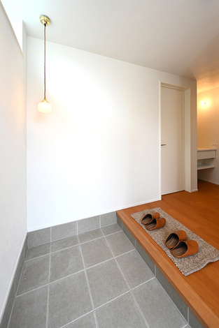 玄関から明るい雰囲気に