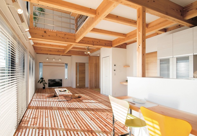 キッチンから吹抜けを通して2階の気配がわかる。無垢の床の経年変化も楽しみ