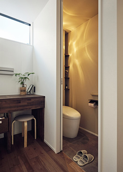 照明の灯りが美しい模様を描くトイレ