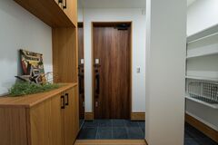 収納を充実させた、スッキリとした玄関ホール。