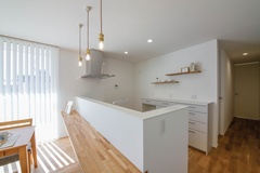 キッチンカウンターには造作のカウンターデスクが。奥様がホッと一息ついたり、お子さまが本を読んだり、旦那さまが晩酌をしたり。無垢の木のあたたかさを存分に感じる空間で、好きな時間を過ごす、最高のひとときです。