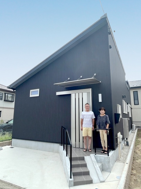 ナイスホーム｜ガルバリウム鋼板の片流れ屋根がシャープな印象の外観。玄関扉は引戸にして、空間を広く使えるようにしている